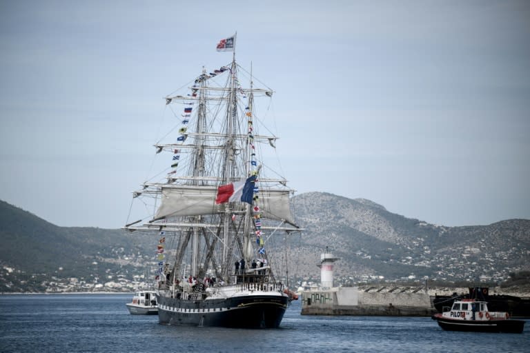 Le Belem, trois-mâts français du XIXe siècle, quitte le port du Pirée, près d'Athènes, avec la flamme olympique à son bord pour entamer son voyage vers la France le 27 avril 2024, un jour après que la Grèce a remis le flambeau des Jeux de 2024 aux organisateurs parisiens (Angelos Tzortzinis)