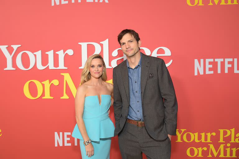 La "incómoda" foto que se sacaron Reese Witherspoon y Ashton Kutcher en el estreno de Tu casa o la mía que se volvió viral