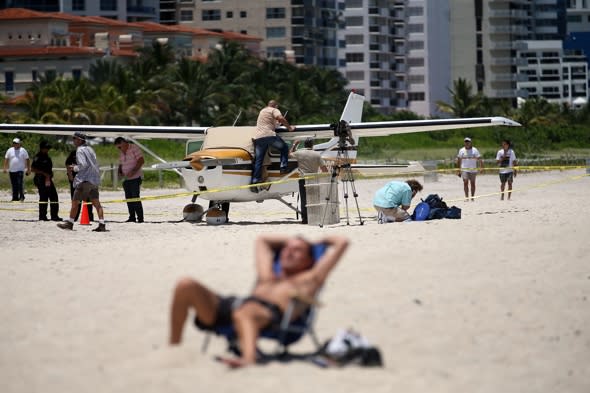 Plane makes emergency landing on Miami Beach
