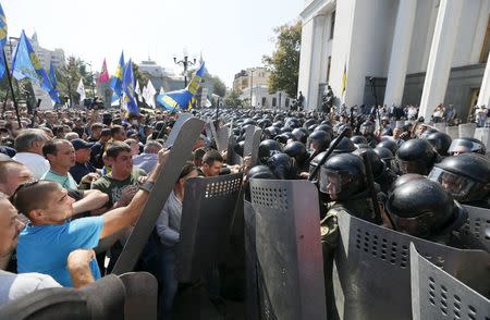 Demonstrators, who are against a constitutional amendment on decentralization, clash with police outside the parliament building in Kiev, Ukraine, August 31, 2015. REUTERS/Valentyn Ogirenko