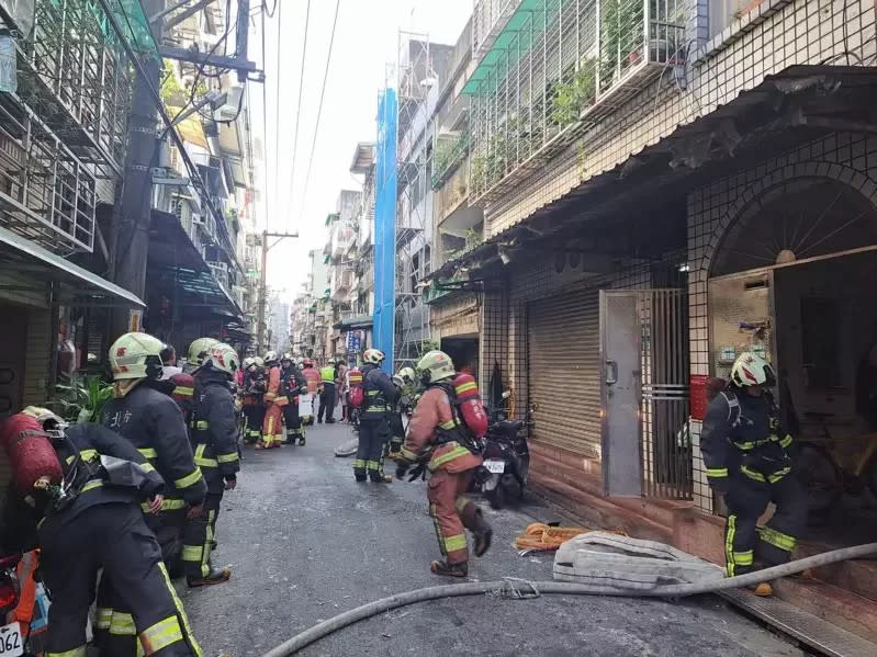 <strong>起火點位在老舊社區巷弄，警消到場拉水線灌救。（圖／警消提供）</strong>