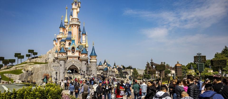 Les détenteurs du pass annuel paient 499 euros pour accéder à Disneyland Paris quand ils le souhaitent.  - Credit:JEFFREY GROENEWEG / ANP MAG / ANP via AFP