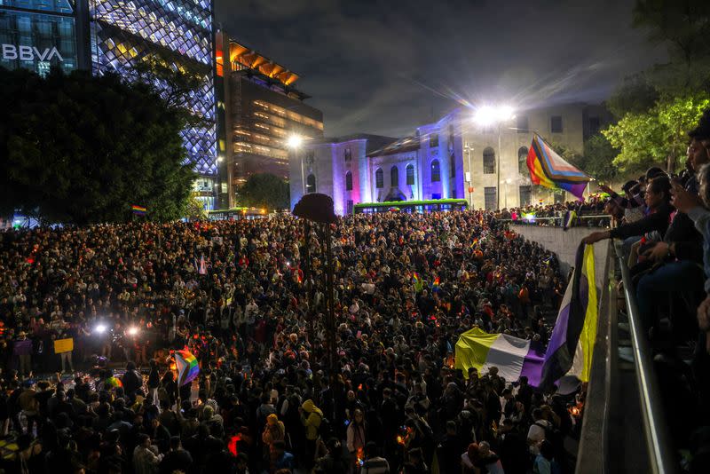 Protesta en memoria de Ociel Baena, primer "magistrade" abiertamente no binario de México