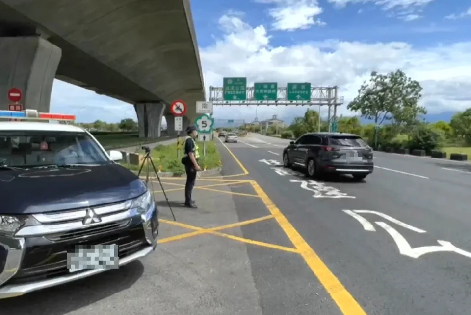 警方在交流道口設點攔查。（圖／東森新聞）