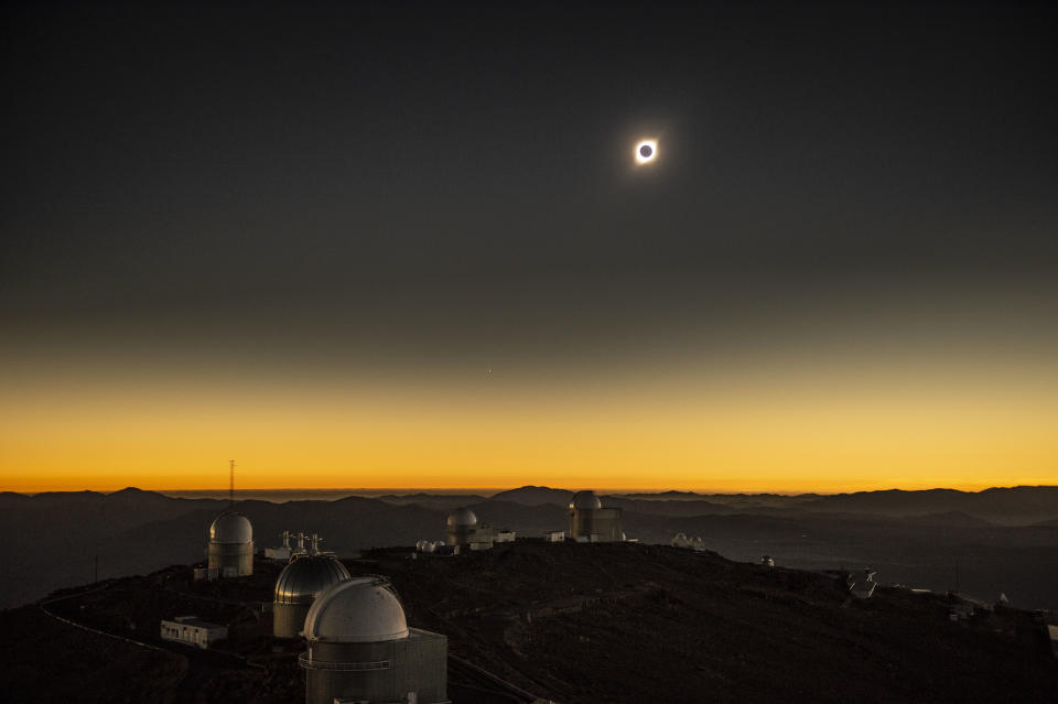 Grâce à une éclipse totale du soleil, le Chili a pu profiter de 2 minutes et 36 secondes de nuit... en plein jour. Des dizaines de milliers de curieux se sont donnés rendez-vous dans le désert d'Atacama pour admirer le phénomène. (Photo : Martin BERNETTI / AFP)