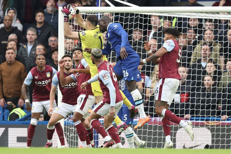 LONDON, ENGLAND - APRIL 01: Emiliano Martinez of Aston Villa claims a cross ahead of Kalidou Koulibaly of Chelsea during the Premier League match between Chelsea FC and Aston Villa at Stamford Bridge on April 1, 2023 in London, United Kingdom. (Photo by James Williamson - AMA/Getty Images)