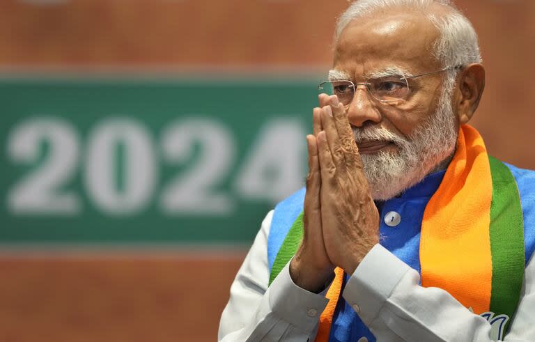 El primer ministro indio, Narendra Modi, saluda durante la presentación del manifiesto electoral de su partido nacionalista hindú Bharatiya Janata en Nueva Delhi, India, el 14 de abril de 2024.