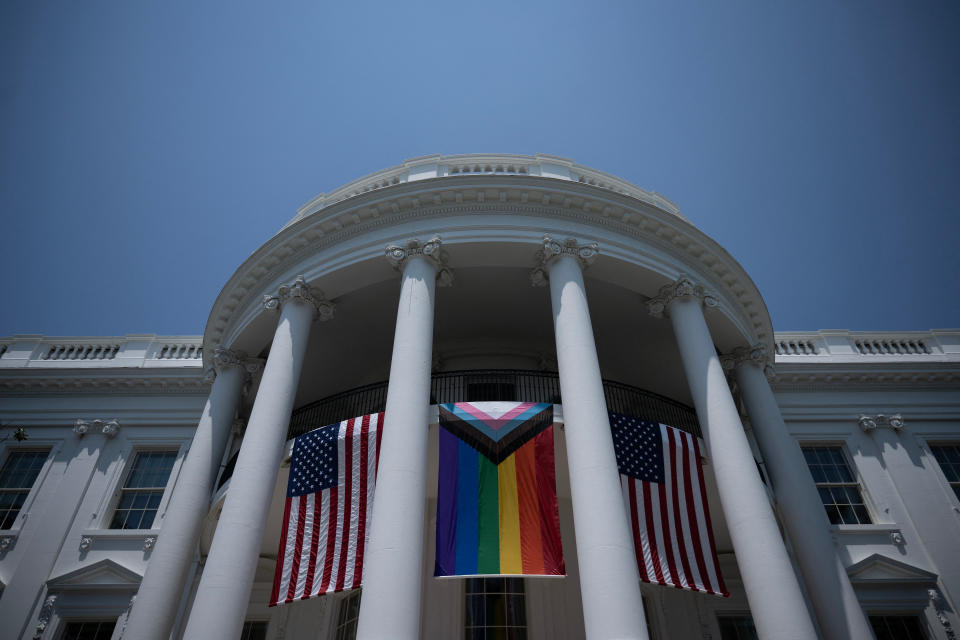 Das Weiße Haus ließ am Wochenende die Pride-Flagge wehen - doch eine Aktion von einer der geladenen Gäste sorgte für großen Unmut (Bild: Brendan Smialowski / AFP)