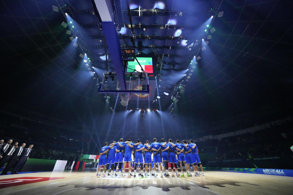 Los jugadores de Italia cantan el himno previo al partido contra Serbia en el Mundial de basquetbol, el viernes 1 de septiembre de 2023, en Manila. (AP Foto/Aaron Favila)