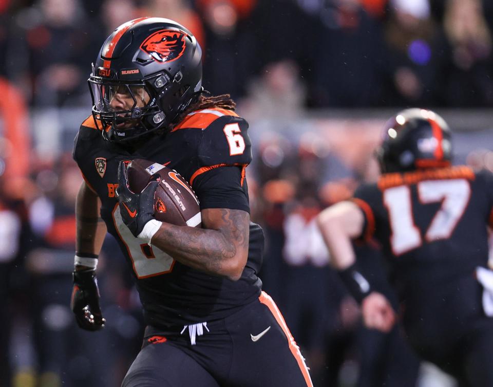 Oregon State Running Back Damien Martinez (6) spielt den Ball im zweiten Viertel gegen Colorado im Reser Stadium in Corvallis im Oktober 2022.