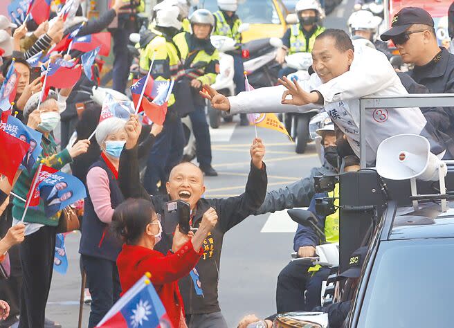 國民黨總統候選人侯友宜6日在新北市板橋舉行車隊掃街。（趙雙傑攝）