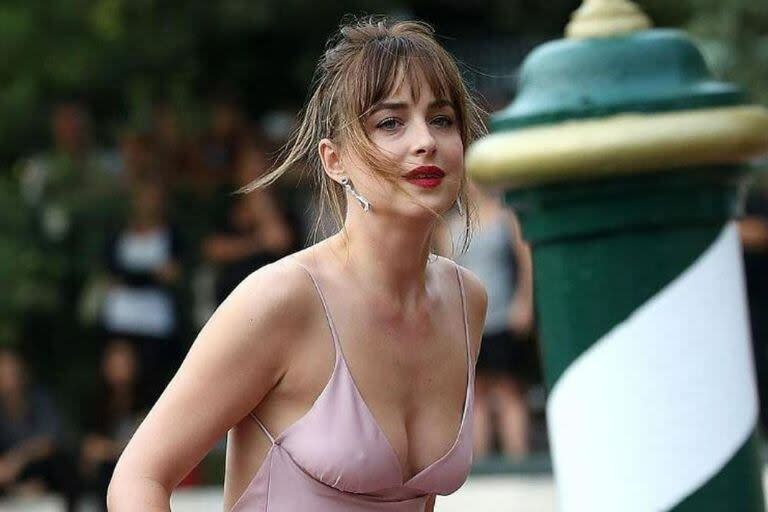 Dakota Johnson cumplió 34 años y fue sorprendida por su novio, Chris Martin, que le organizó una megafiesta