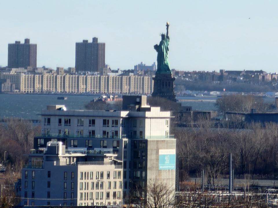 <p>A camera sample from the Galaxy S22 Ultra's zoom camera showing the Staute of Liberty with a few buildings also in the shot.</p>
