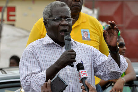 FILE PHOTO: Afonso Dhlakama, head of Mozambique's opposition party Renamo, addresses an election rally in Matola, near Maputo, Mozambique October 25, 2009. REUTERS/Grant Lee Neuenburg/File Photo