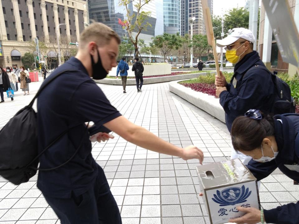 新住民或外籍勞工和住在台灣的外國朋友也慷慨解囊。