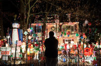 Weshalb dieses Haus hier in Richmond, Virginia auch das „Christmas House“ genannt wird, sieht man. In dieser vorweihnachtlichen Reizüberflutung findet selbst eine Schokolinse mit Nikolausmütze ihren Platz. (Bild: AFP)