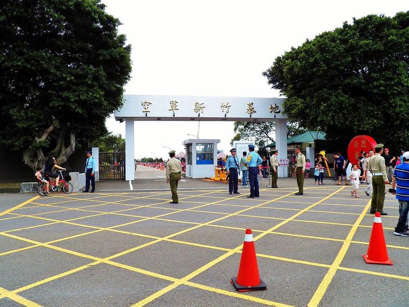 新竹空軍基地內的全新飛官宿舍，傳出將徵用給回台的台商做隔離居住。（翻攝維基百科）