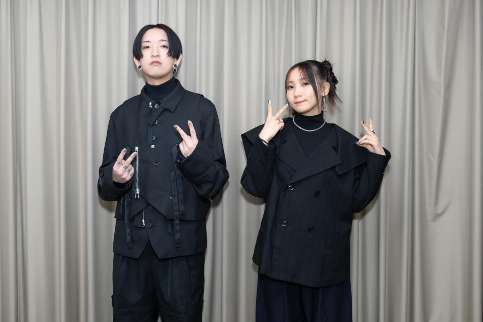 Ayase（左）與ikura以全黑造型與台灣媒體見面，分享創作心得。（Sony Music提供）