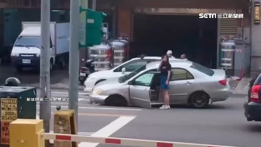 女駕駛開車開到一半竟卡在路中。（圖／翻攝自黑色豪門企業）