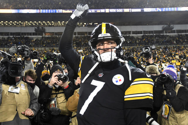 Pittsburgh Steelers quarterback Ben Roethlisberger (7) walks off