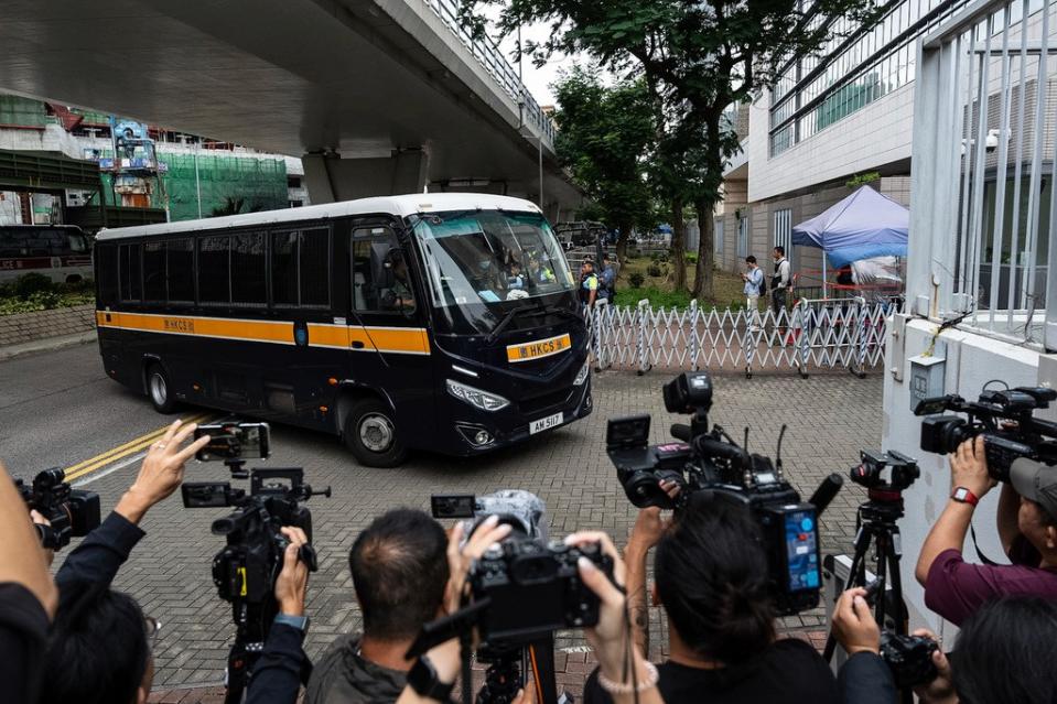 未獲保釋的被告乘囚車被押至法院。美聯社