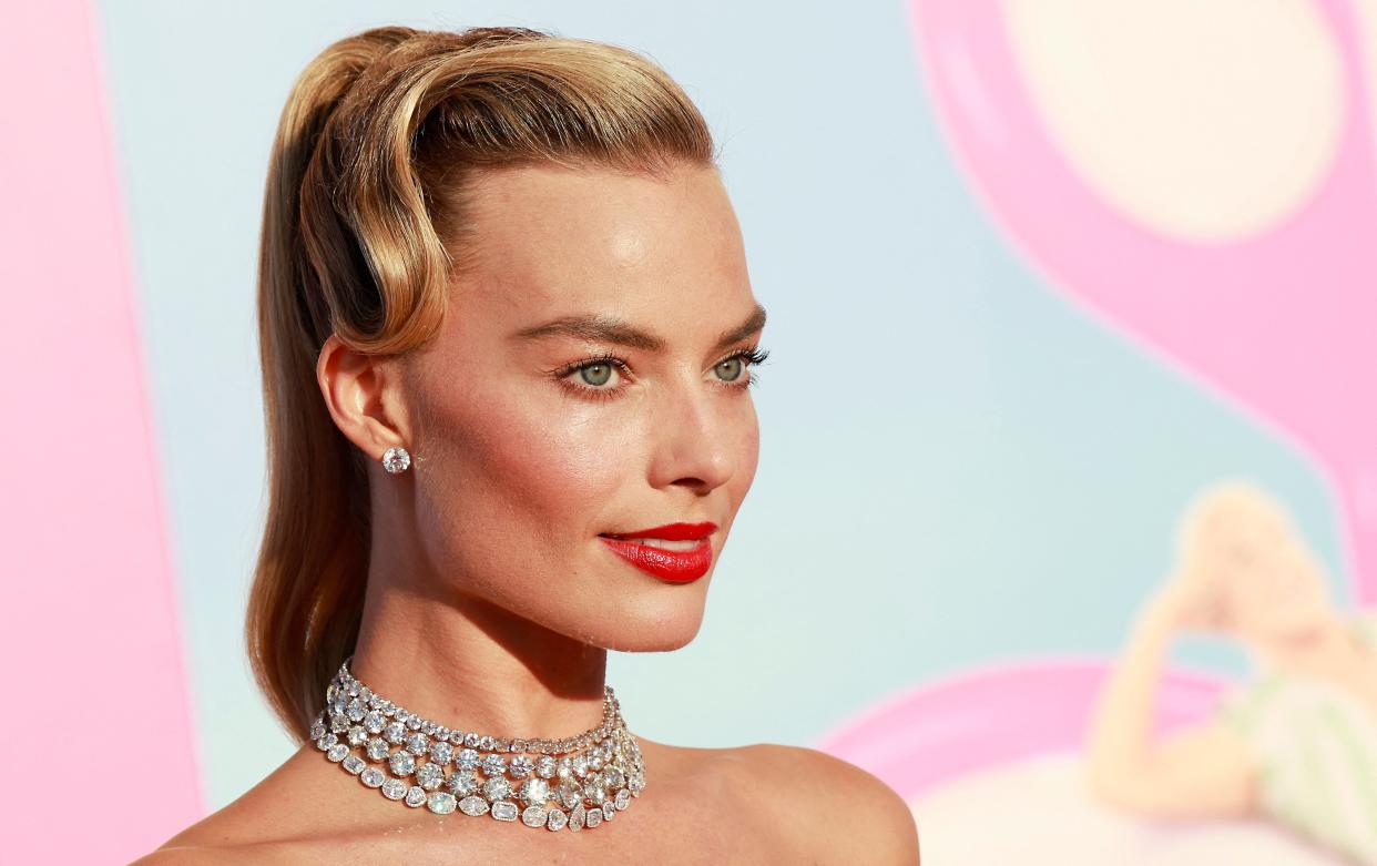 Le costume 3 pièces Mango dont Margot Robbie ne se passe plus !