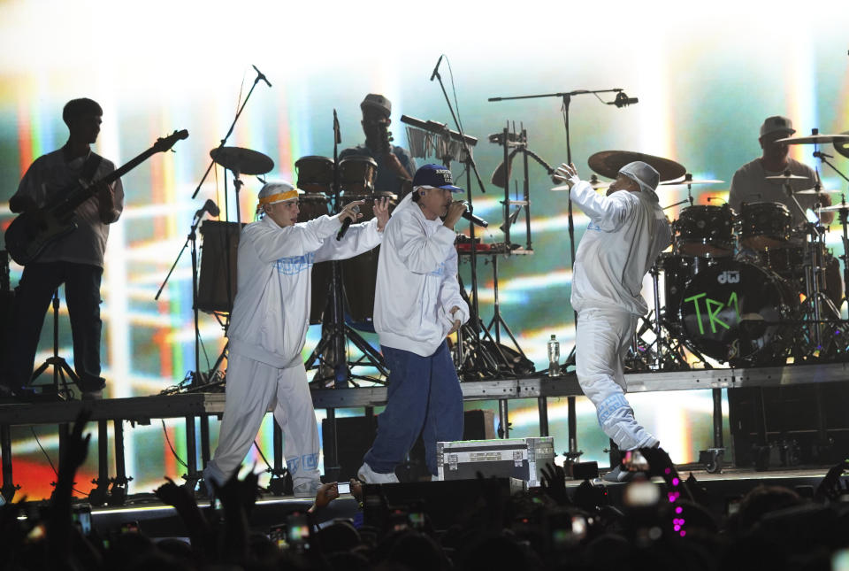 El rapero argentino Trueno durante su presentación en el festival Axe Ceremonia en el parque Bicentenario en la Ciudad de México el domingo 2 de abril de 2023. (Foto AP/Marco Ugarte)