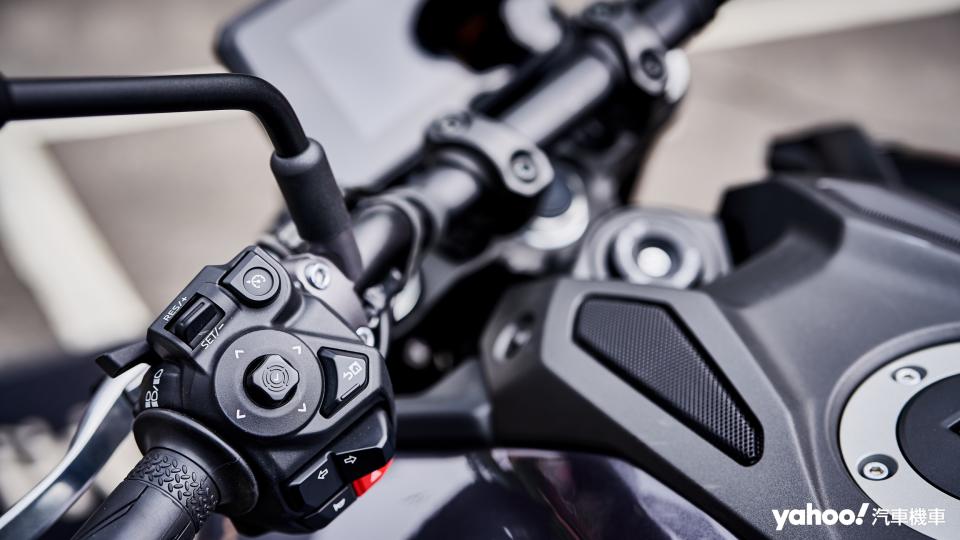 全新Yamaha MT-09除了在把手操作介面也採用全新配置對應新系統使用外，油箱處也採用Yamaha獨家聲學技術傳導引擎聲浪、讓騎士能更直接感受到CP3引擎的震撼並帶來沈浸式騎乘體驗。