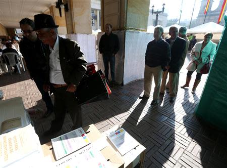 Colombians wait in line to vote during the opening of the congressional elections in Bogota March 9, 2014. REUTERS/John Vizcaino