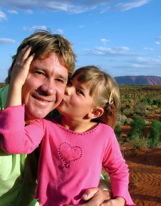 ULURU, AUSTRALIA – OCTOBER 2: Steve Irwin poses with his daughter Bindi Irwin October 2, 2006 in Uluru, Australia. (Photo by Australia Zoo via Getty Images)