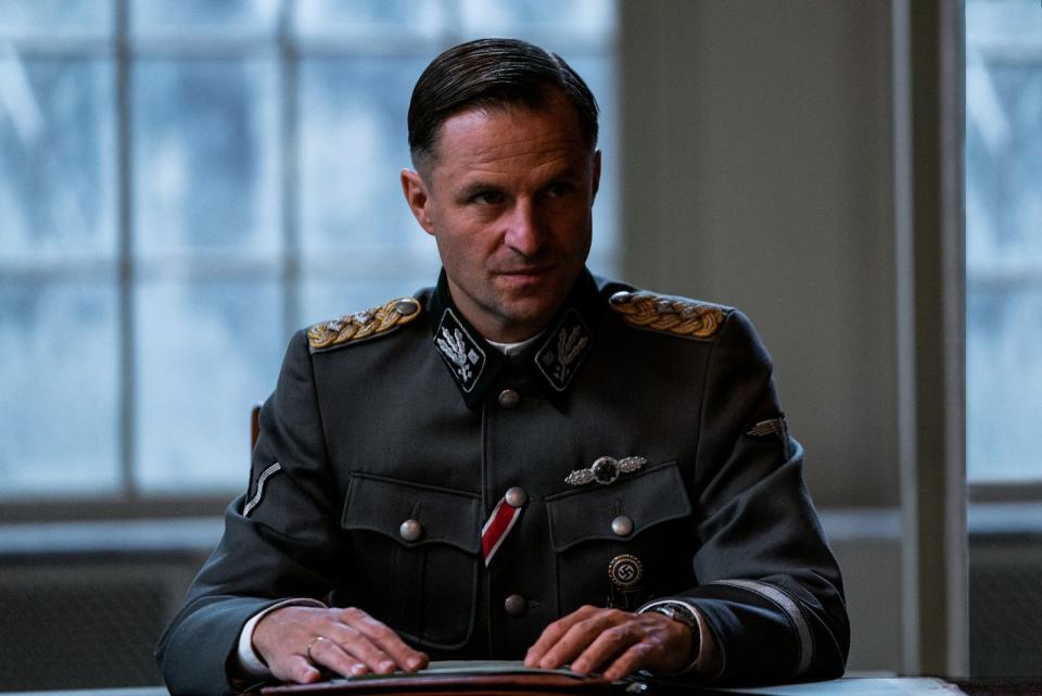 Reinhard Heydrich, brillant gespielt von Philipp Hochmair, war Chef des Reichssicherheitshauptamts, der Sicherheitspolizei und des SD. Er sitzt 