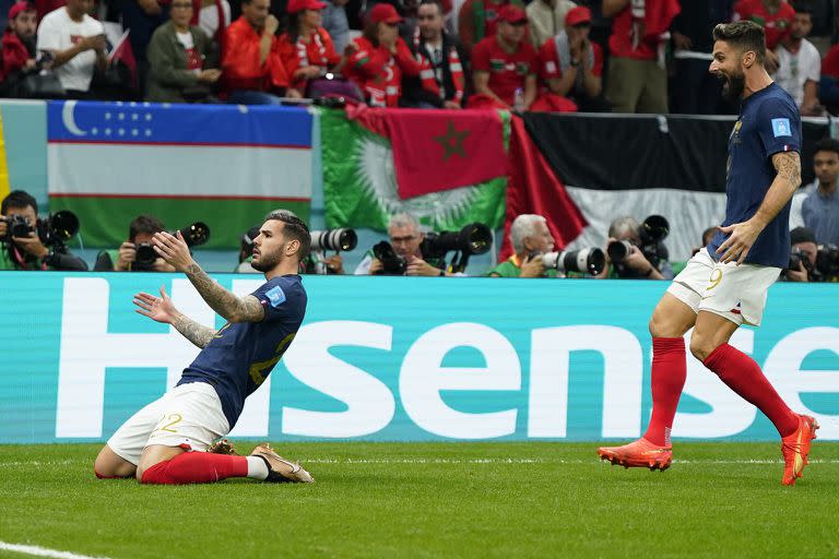 Theo Hernández convierte el primer gol de Francia ante Marruecos