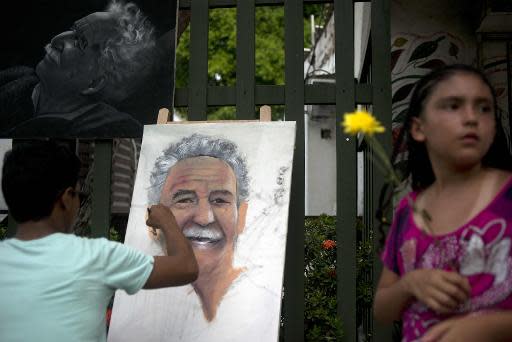 Un hombre pinta un retrato del premio Nobel de Literatura Gabriel García Márquez, el 18 de abril de 2014 en Aracataca, Colombia (AFP | Eitan Abramovich)