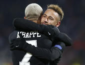 Kylian Mbappè del PSG festeja con su compañero Neymar tras anotar el cuarto gol de su equipo en la victoria 4-1 ante Estrella Roja por el Grupo C de la Liga de Campeones en Belgrado, el martes 11 de diciembre de 2018. (AP Foto/Marko Drobnjakovic)