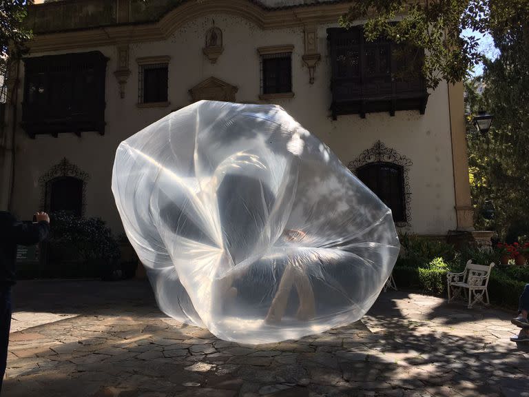 "Momentum",  site specific de Camila Almeida, en el Palacio Noel que habita el Museo Fernández Blanco