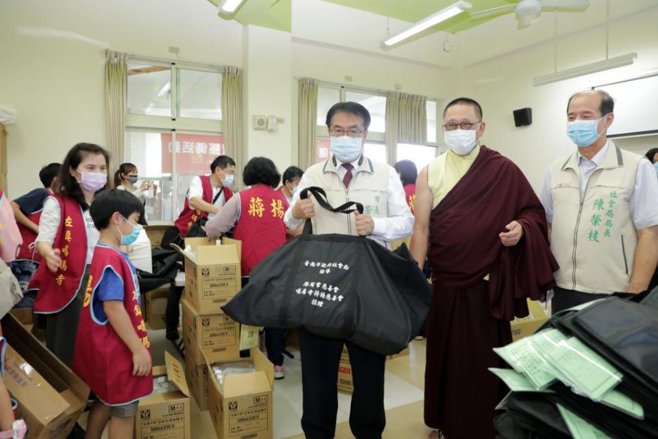 市長黃偉哲（右三）感謝蔣揚基金會與志工為脊髓損傷者分裝護理包。（市府提供）