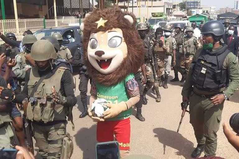 En un acto de promoci&#xf3;n de la Copa de las Naciones de Africa, la mascota del torneo aparece rodeada de militares; la seguridad es uno de los grandes problemas del torneo en Camer&#xfa;n