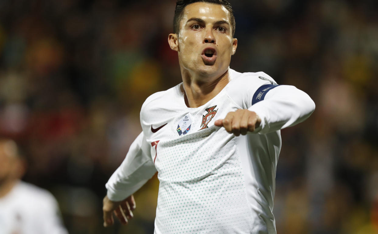 Cristiano Ronaldo tras anotar el primer gol de Portugal durante el partido ante Lituania por las eliminatorias de la Eurocopa, el martes 10 de septiembre de 2019. (AP Foto/Mindaugas Kulbis)