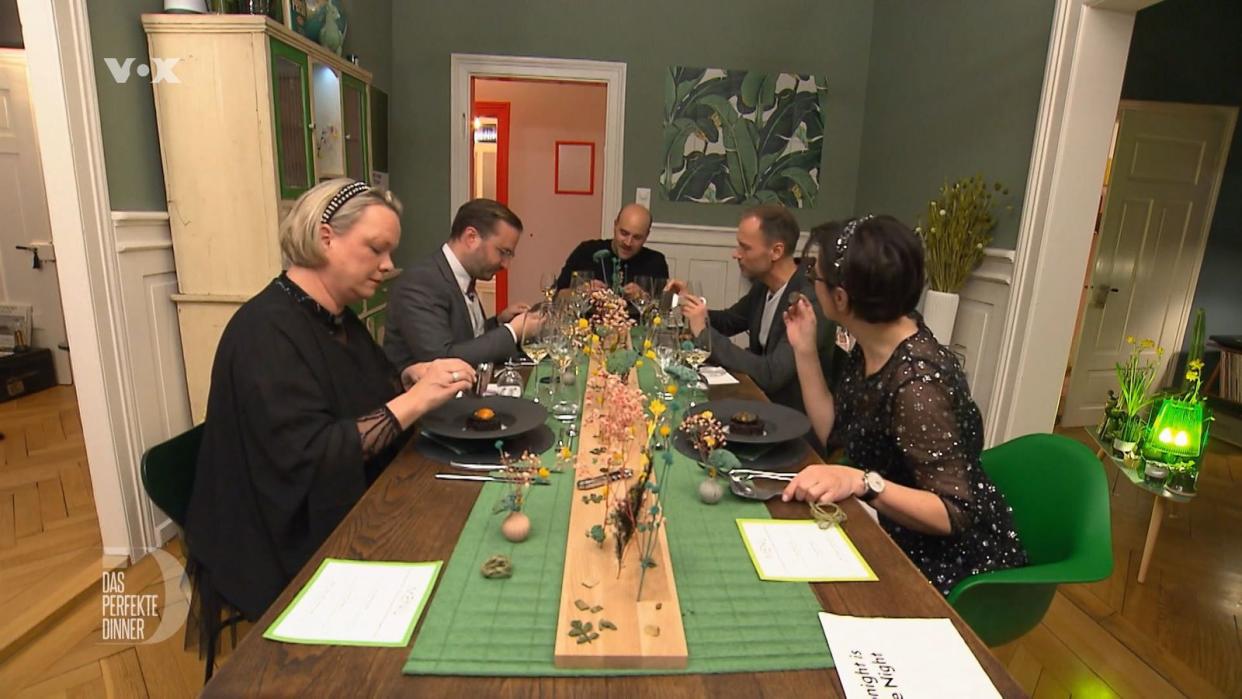 Über das schwarze Risotto dürfen die Gäste den Trüffel selbst reiben, von links: Evelyne, Bastian, Gastgeber Oli, Rainer und Laurence.
 (Bild: RTL)