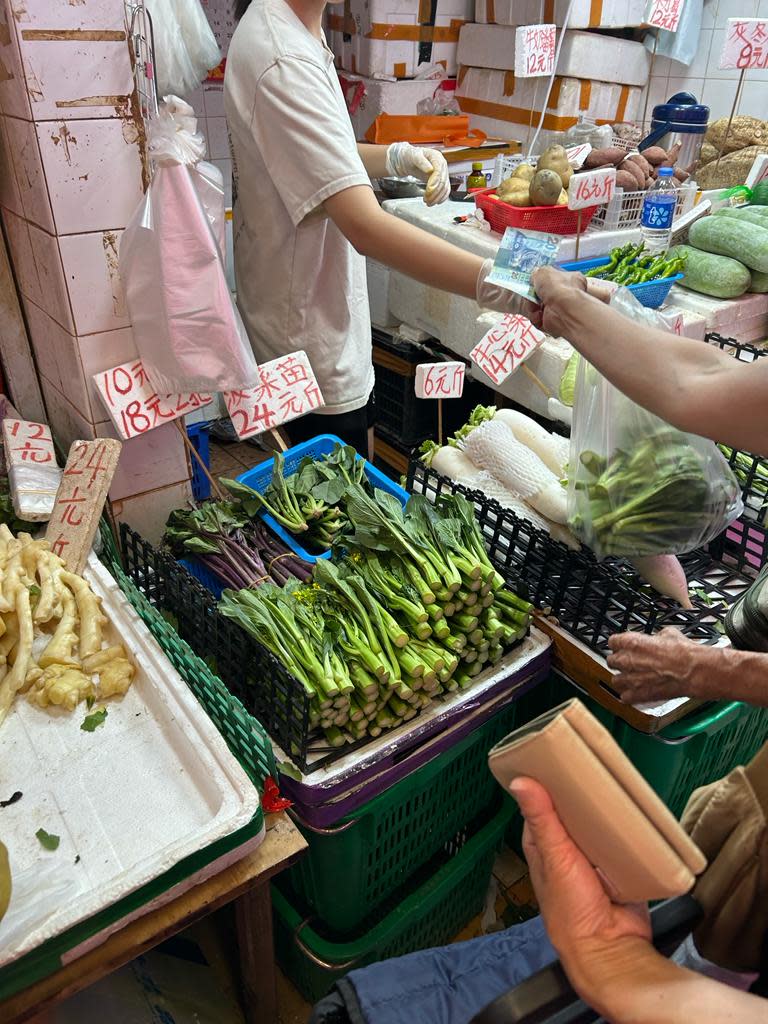 市民打風前夕趕買餸，菜心有加價五成