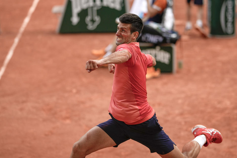 Novak Djokovic celebra tras derrotar a Casper Ruud en la final del Abierto de Francia, el domingo 11 de junio de 2023, en París. (AP Foto/Thibault Camus)