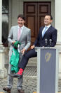 Trudeau (links) bekam von Irlands Premier Leo Varadkar (rechts) ein Ireland Rugby Union-Shirt und ein paar passende Socken geschenkt. Varadkar selbst zeigte am 4. Juli 2017 im Farmleigh House in Dublin sein eigenes Paar kanadische Socken. (Bild-Copyright: Yahoo)