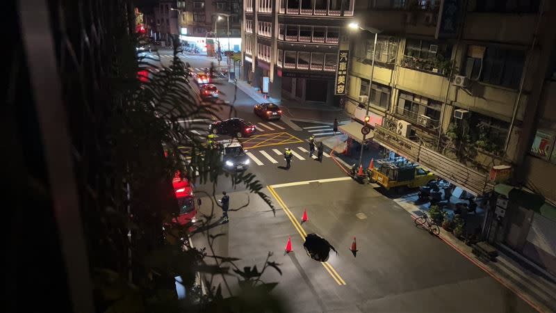 8日深夜，大同區南京西路、貴德街口路面崩塌，儘管相關單位緊急施工搶修，卻在10日凌晨竟又再度崩塌，天坑面積甚至更大。（圖／翻攝自顏若芳臉書）