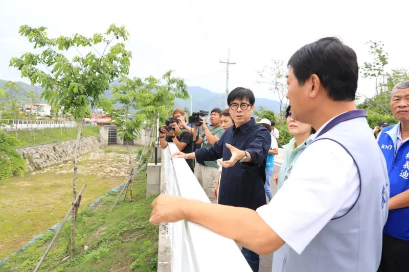 ▲五月汛期即將來臨，高雄市長陳其邁今(5)日率水利局團隊前往美濃地區，視察三洽水滯洪池、水溝疏濬等防汛準備措施。（圖／高市府提供）