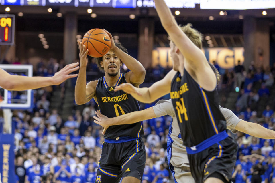 UC Riverside's Kyle Owens (0) makes a pass to Wil Tattersall (14) during the first half of the team's NCAA college basketball game against Creighton on Thursday, Nov. 17, 2022, in Omaha, Neb. (AP Photo/John Peterson)