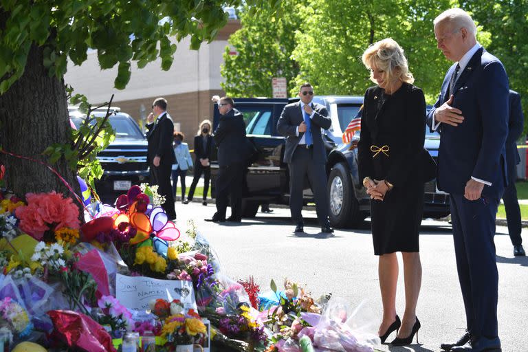 El presidente de los Estados Unidos, Joe Biden, y la primera dama, Jill Biden, visitan un monumento cerca de una tienda de comestibles Tops en Buffalo, Nueva York, el 17 de mayo de 2022.