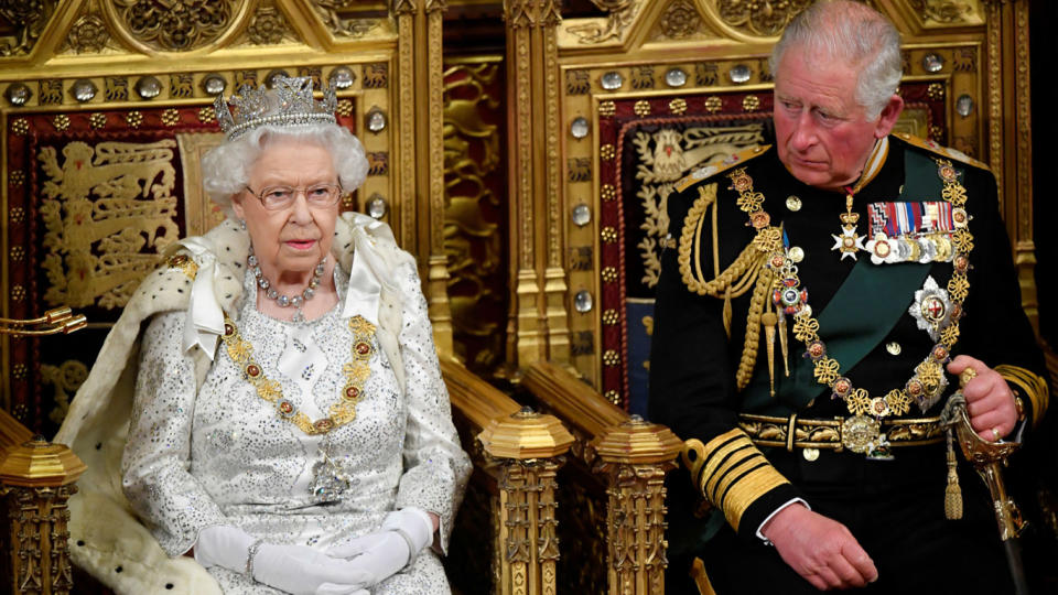 La reina junto a su hijo Carlos, quien asumirá como rey