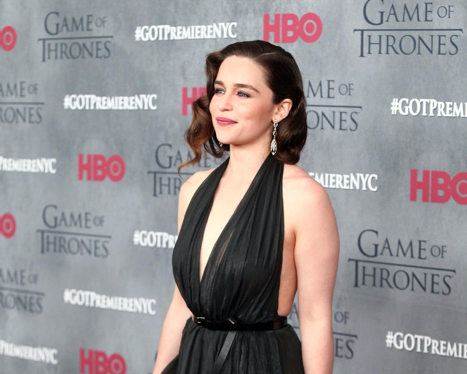 À la suite de son opération, Emilia Clarke quitte l’hôpital au bout d’un mois, mais les choses ne s’arrangent pas pour autant. Elle reprend la tournée promotionnelle de <em>Game of Thrones </em>et apprend rapidement qu’elle souffre d’un second anévrisme, plus petit mais à l’origine de douleurs particulièrement intenses. Le tournage de la deuxième saison est un véritable calvaire. "<em>La saison 2 a été horrible. Chaque minute de chaque jour, je pensais que j’allais mourir</em>", explique-t-elle au <em>New Yorker </em>en mars 2019. <em>"C'était vraiment très intense. Nous étions dans le désert, dans une carrière, et il faisait plus de 30°C, et j'avais la peur constante d'avoir une nouvelle hémorragie cérébrale. J'ai passé beaucoup de temps à me dire :</em> 'Vais-je mourir ? Est-ce que ça va arriver sur le plateau ?' (...) <em>Et ce genre de blessure au cerveau vous laisse avec une fatigue indescriptible. Je faisais tout pour garder cela secret</em>", précise-t-elle auprès de James Hibberd, auteur de l’ouvrage <em>Fire Cannot Kill a Dragon</em>. Une fois la troisième saison mise en boîte, la comédienne subit une nouvelle opération. <em>(Photo by Taylor Hill/FilmMagic via Getty Images)</em>