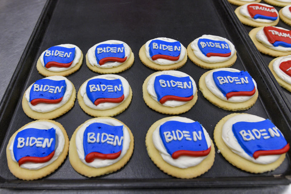 Red Wing MN - Sept 18: Hanisch Bakery launched its 2020 presidential cookie poll. Since 1984 the bakery claims the winner of their cookie poll has matched the winner of the popular vote. (Tally count on this day is Trump 5904 sold Biden 1574 sold) . Red Wing, Minnesota on September 18, 2020. Credit: Damairs Carter/MediaPunch /IPX