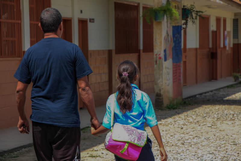 Gracias al amor y al cuidado de sus padres ya Carlisbeth se siente mejor, no está triste y puede compartir con sus amigos del colegio (<span class="s1">Foto: Ericka Carrasco)</span>